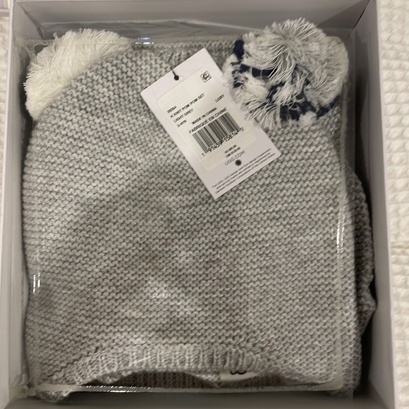 New with tags in box UGG hat and scarf set grey knit for toddlers! - Picture 3 of 3